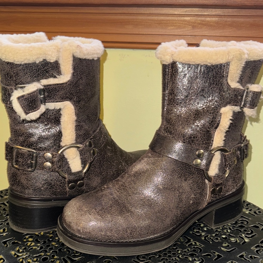 Stylish Shearling-Lined Women's Boots